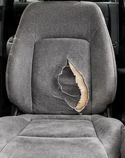 Asiento de auto con la tela rota