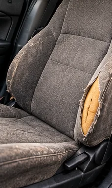 Asiento de auto con el costado desgarrado